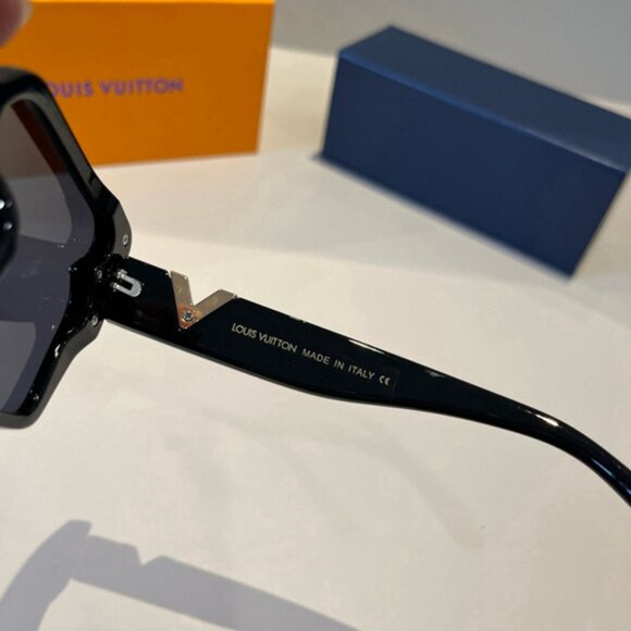 Louis Vuitton Women\'s Black Sunglasses